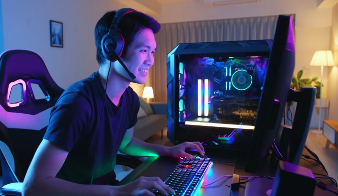 homem com computador a iniciar o Norton 360 for Gamers