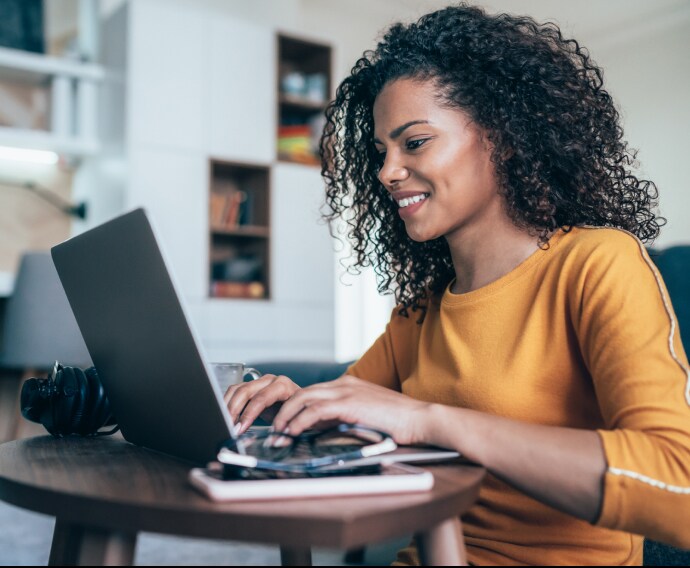 Mulher com escritório em casa com computador portátil.