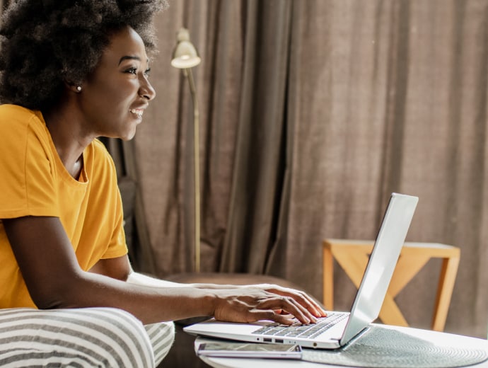 Mulher jovem com computador.