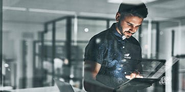 Um homem utiliza um tablet